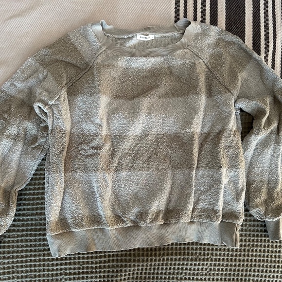 Neuflora Bellwood Sweater - Picture 2 of 4